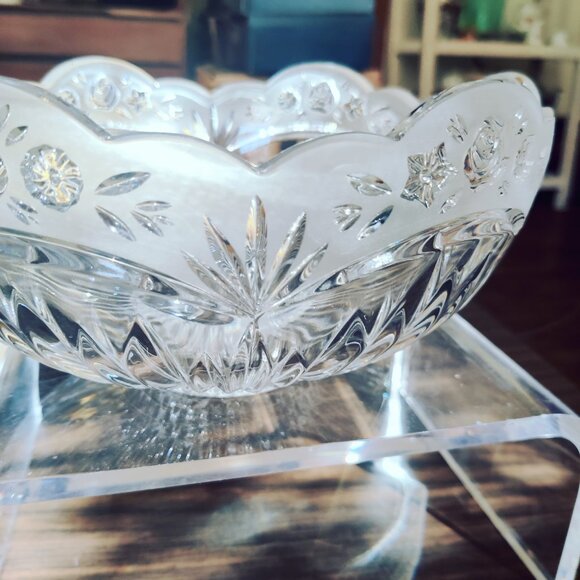 Centerpiece Crystal Bowl 9.5" wide, 5.5" tall, made in Germany by Oneida, 1992 - Picture 4 of 8